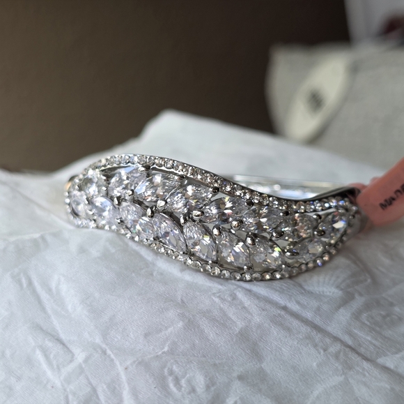 Boutique Elegant Silver Crystal Bracelet - Picture 8 of 14